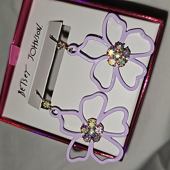 NWT BETSEY JOHNSON FLOWER EARRINGS 💜 - Picture 7 of 11